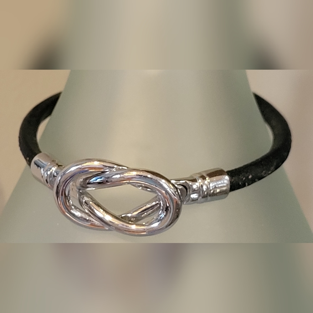 Women's Simple Silver and PU Leather Bracelet Clip closure Fashion Bracelet